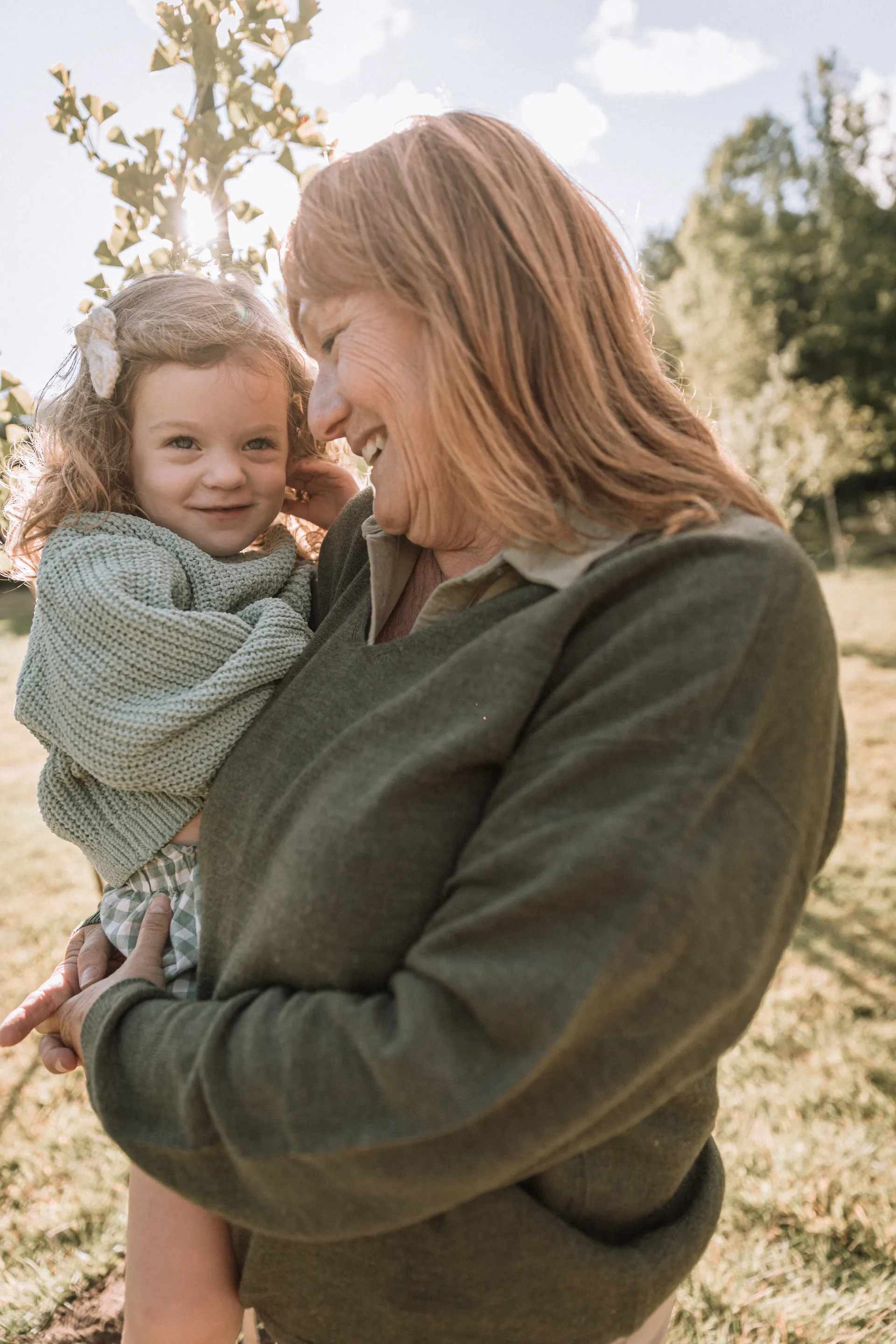Une mère rit avec son enfant dans les bras